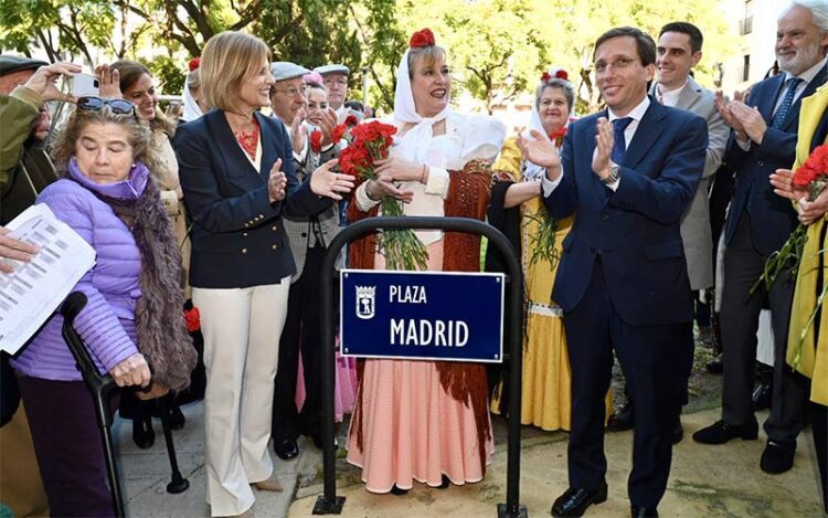 Foto de familia junto al rótulo de la plaza / FOTO: Ayto.