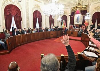 Gobierno y oposición votando a favor / FOTO: Eulogio García