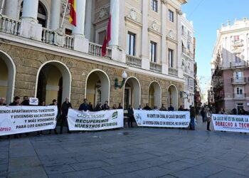 Concentración en San Juan de Dios a la hora del pleno / FOTO: Eulogio García