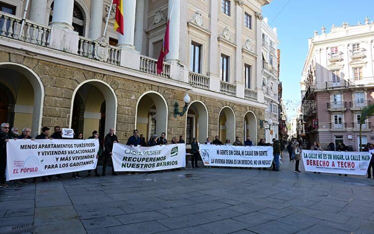 Concentración en San Juan de Dios a la hora del pleno / FOTO: Eulogio García