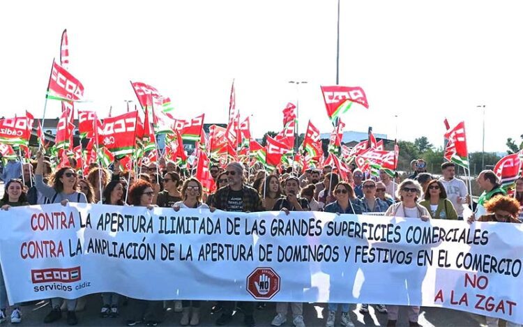 Protesta de CCOO frente a la apertura ilimitada de los centros comerciales / FOTO: CCOO