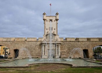 La escultura se colocará en una estructura sin tocar el monumento / FOTO: Eulogio García