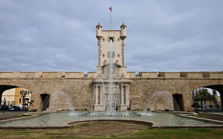 La escultura se colocará en una estructura sin tocar el monumento / FOTO: Eulogio García