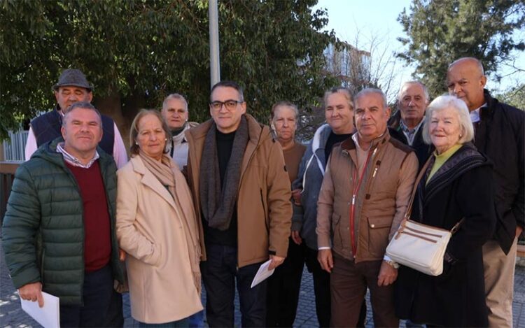 El edil de Vivienda con vecinos "afectados" / FOTO: Ayto.