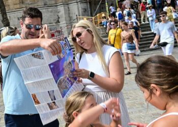 Turistas liados con un plano de Cádiz / FOTO: Eulogio García