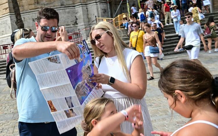 Turistas liados con un plano de Cádiz / FOTO: Eulogio García