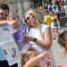 Turistas liados con un plano de Cádiz / FOTO: Eulogio García