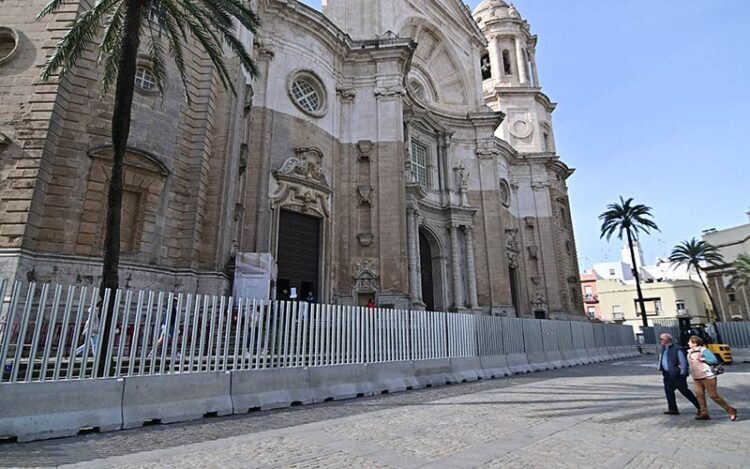 Por primera vez se ha optado por el vallado de la Catedral / FOTO: Eulogio García