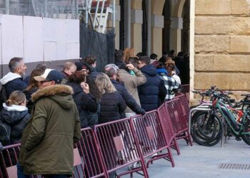 Las colas para la compra de las entradas de cuartos / FOTO: Eulogio García