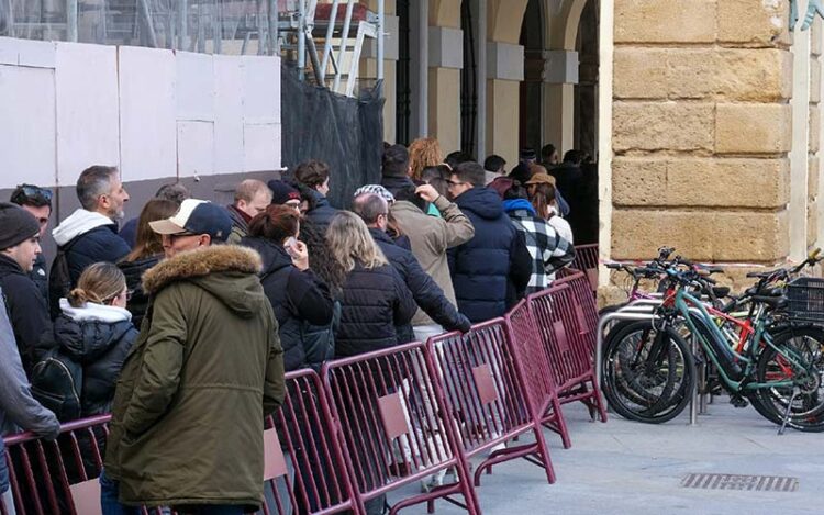 Las colas para la compra de las entradas de cuartos / FOTO: Eulogio García