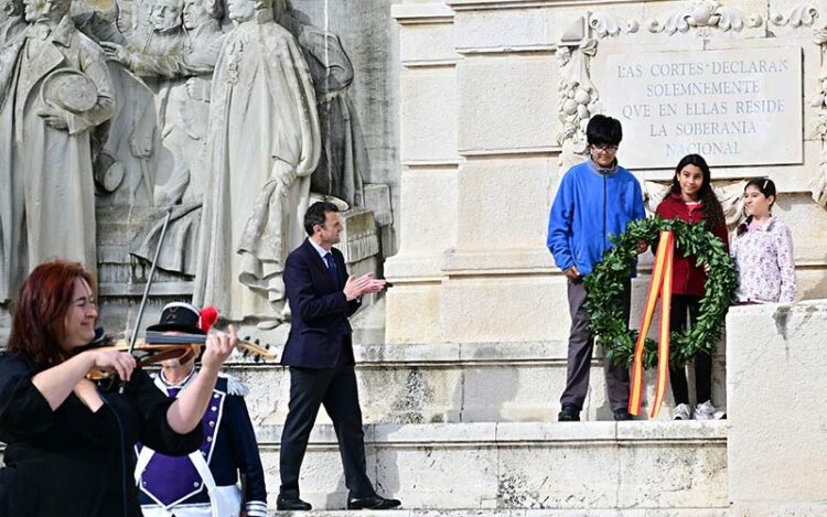 La ofrenda floral protagonizada por los chavales / FOTO: Eulogio García