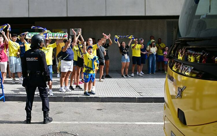 Cadistas esperando al autobús a su llegada al estadio / FOTO: Eulogio García