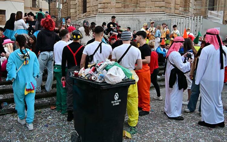 Contenedor lleno en la tarde del sábado en la zona de la Catedral / FOTO: Eulogio García