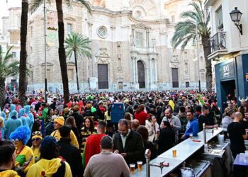 La plaza de la Catedral tomada un carnaval más por el botellón / FOTO: Eulogio García