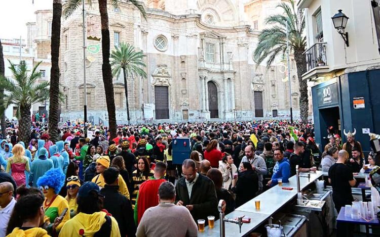 La plaza de la Catedral tomada un carnaval más por el botellón / FOTO: Eulogio García