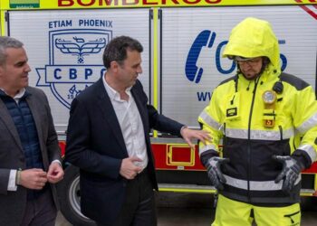 El alcalde de Cádiz participó en la presentación del vestuario de lluvia / FOTO: CBPC