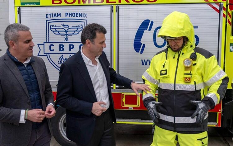 El alcalde de Cádiz participó en la presentación del vestuario de lluvia / FOTO: CBPC