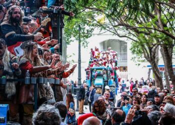 Ambiente en la plaza Mina durante el lunes de coros / FOTO: Eulogio García