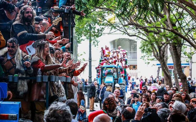 Ambiente en la plaza Mina durante el lunes de coros / FOTO: Eulogio García