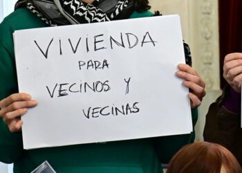 Uno de los carteles vistos en el último pleno sobre vivienda / FOTO: Eulogio García