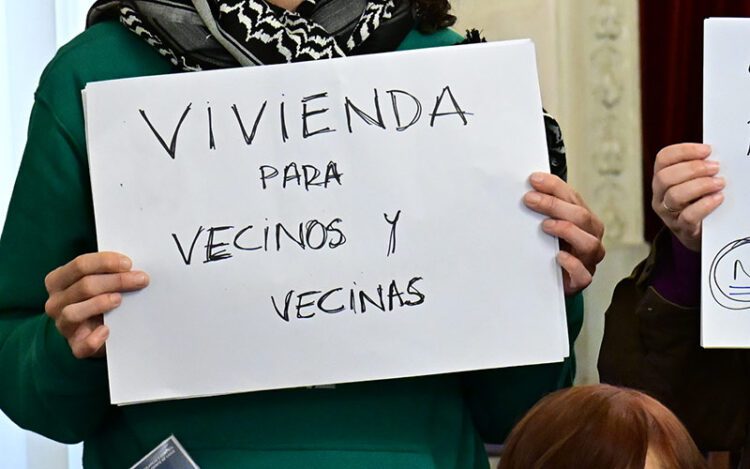 Uno de los carteles vistos en el último pleno sobre vivienda / FOTO: Eulogio García