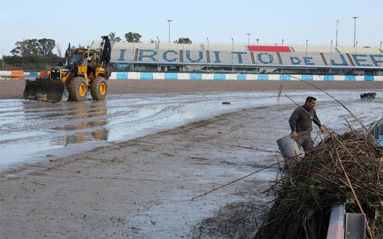 Actuando ya en una de las zonas afectadas por las lluvias / FOTO: circuito de Jerez