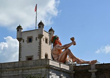 Escultura de Baco colocada con el Carnaval ya empezado / FOTO: Eulogio García