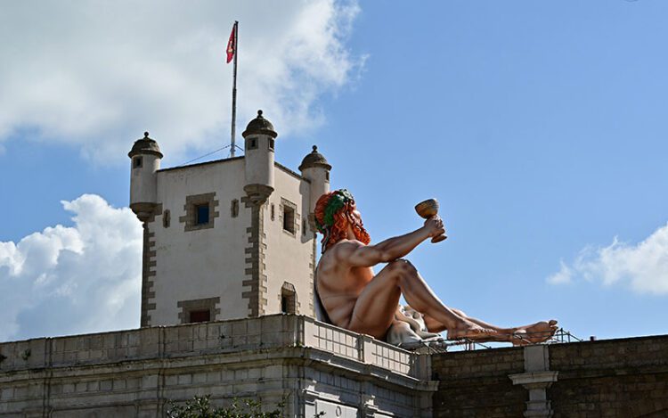 Escultura de Baco colocada con el Carnaval ya empezado / FOTO: Eulogio García