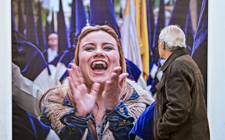 Observando una de las imágenes de la exposición callejera / FOTO: Eulogio García