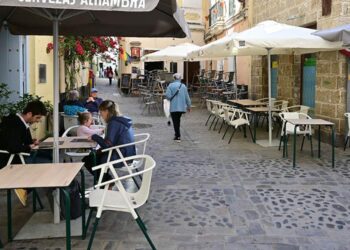 Terrazas en El Pópulo de Cádiz a la espera de clientela / FOTO: Eulogio García