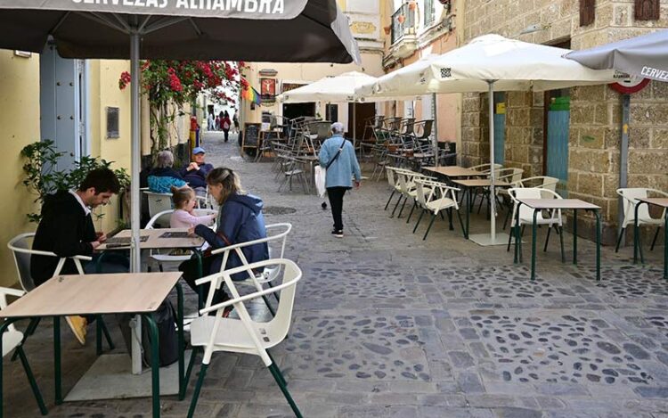 Terrazas en El Pópulo de Cádiz a la espera de clientela / FOTO: Eulogio García