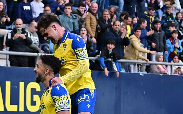 Melendo celebrando con Chris el gol / FOTO: Eulogio García