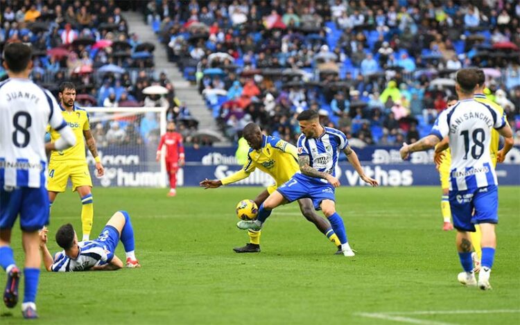 Diakité, ya fijo en el centro  del campo gaditano / FOTO: Cádiz CF