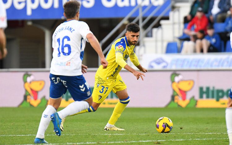 Climent manejando la pelota / FOTO: Cádiz CF