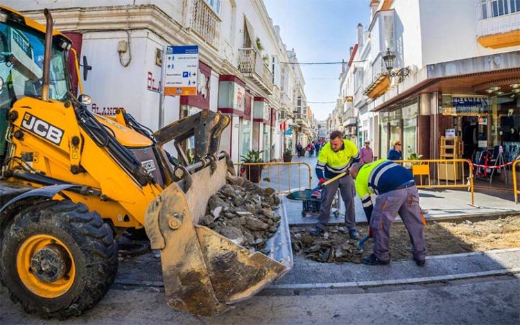 Actuando en el acerado entre Rosario y Colón / FOTO: Ayto.