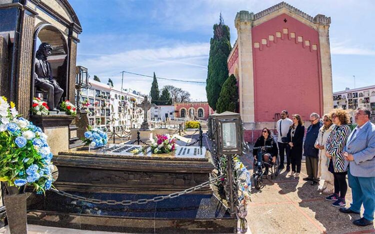 Ofrenda floral en la tumba de Camarón por su cumpleaños / FOTO: Ayto.