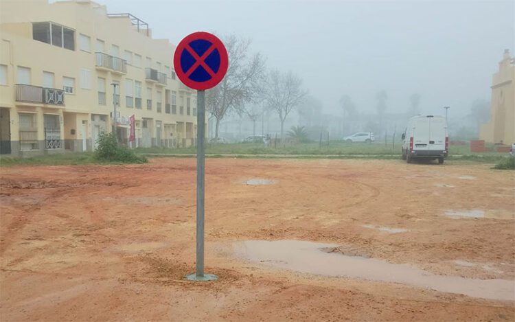 Señal de prohibido estacionar en la parcela de Octavio Paz / FOTO: Ayto.