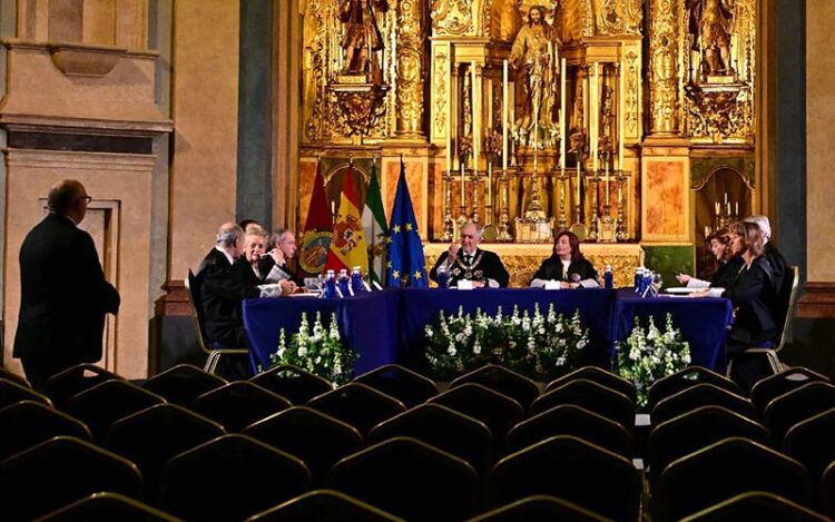 Un momento del pleno del TC en el altar del Oratorio / FOTO: Eulogio García