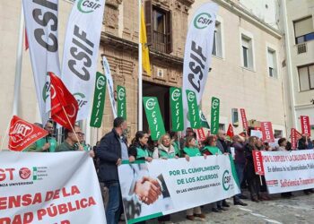 Protesta en el Edificio del Hospital Real de la UCA / FOTO: CSIF