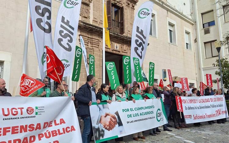 Protesta en el Edificio del Hospital Real de la UCA / FOTO: CSIF