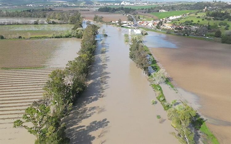 Uno de los tramos del río muy crecido en imágenes tomadas por la Junta