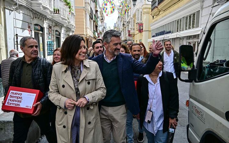 Ruiz Arana junto a Cavada en su paseo por la calle Ancha / FOTO: Eulogio García