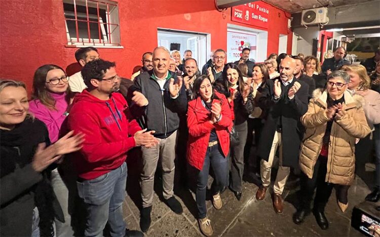 Ruiz Boix celebrando su victoria en la casa del pueblo de San Roque / FOTO: PSOE