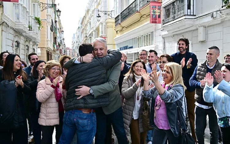 La feliz comitiva de Ruiz Boix llegando a la sede del PSOE provincial / FOTO: Eulogio García