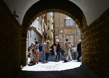 Grupo de turistas deambulando por el Pópulo, en la capital / FOTO: Eulogio García